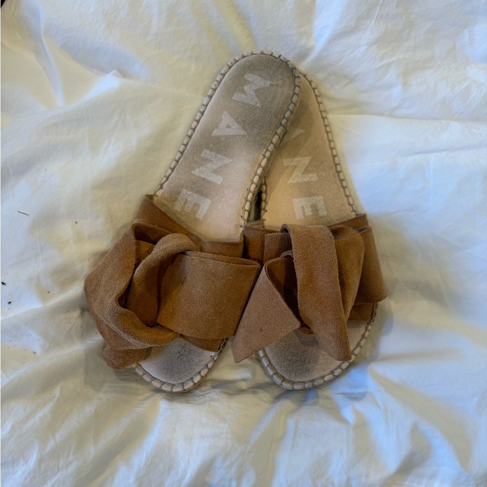 Cute bow flats a burnt golden color